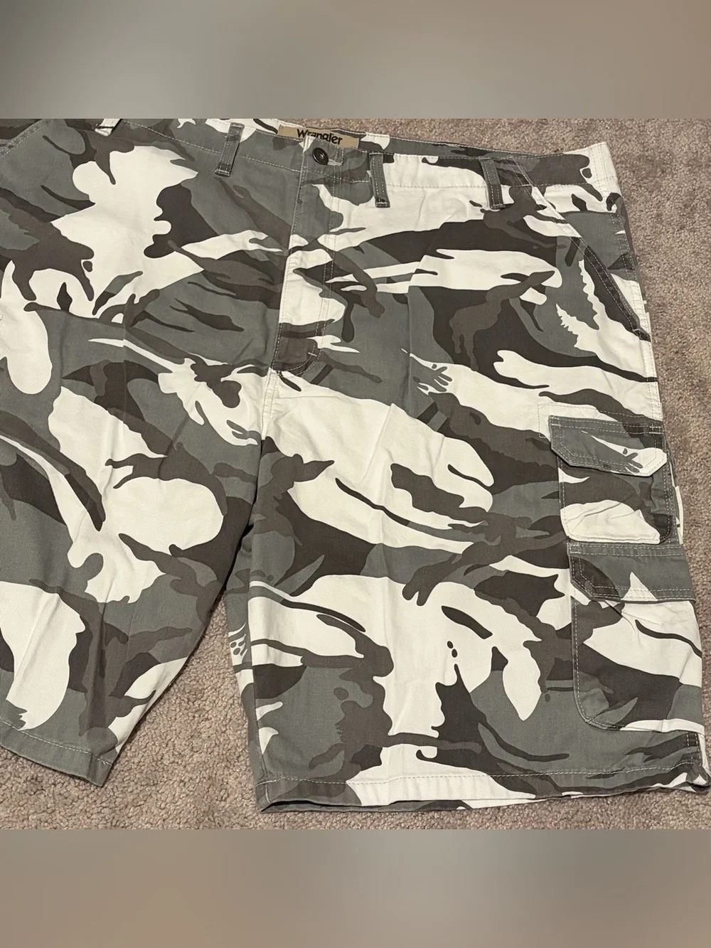 Wrangler Authentics Men’s Gray White Camo Cargo Shorts Size 44 Measured 44x11